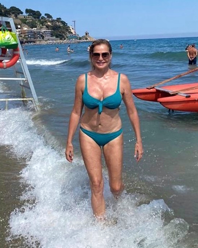 Simona Ventura, 55 anni, pubblica sul social una foto in bikini in cui si vede la 'pancetta', ma oggi ha fatto pace con i segni del tempo che passa